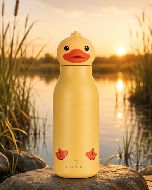 KINORI Kinder-Thermosflasche Emmi mit Entenkopf bei Sonnenuntergang am Se